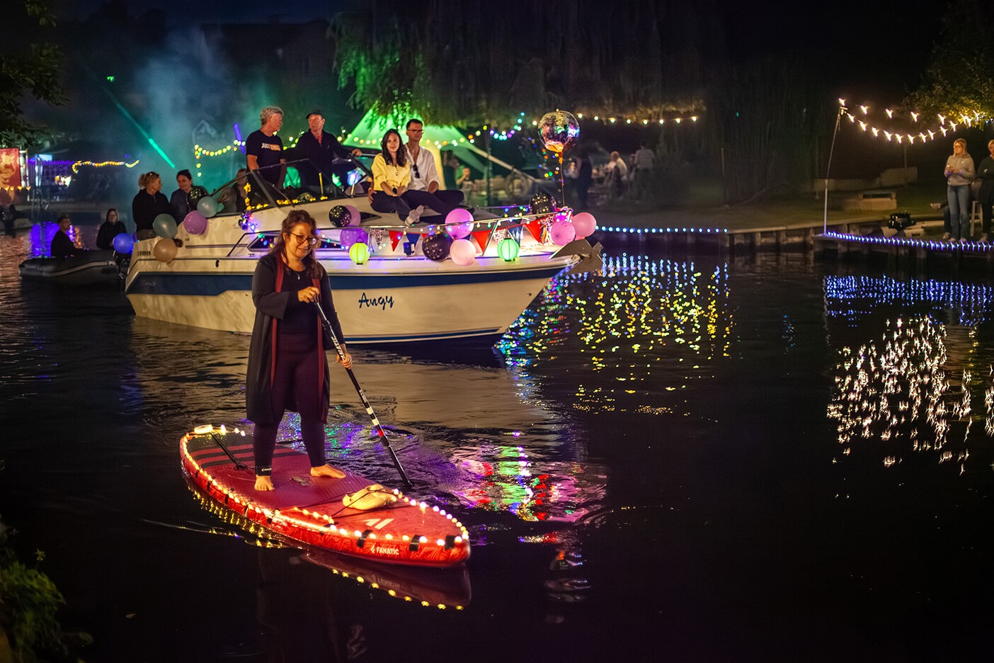 Korsofahrt Altruppin 2023 - 100 Bootskorso bei Nacht auf dem Rhin