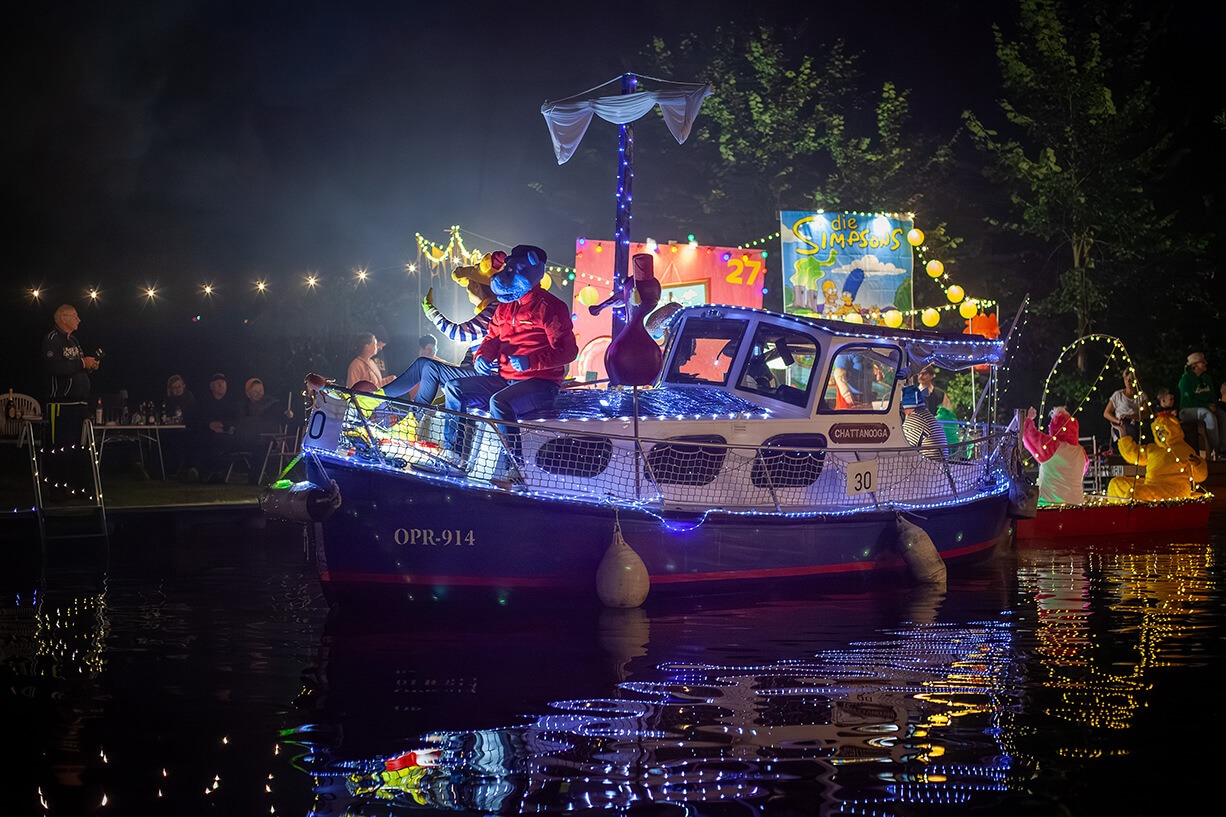 Korsofahrt 2023 - Alarhin 100 Bootskorso bei Nacht auf dem Rhin