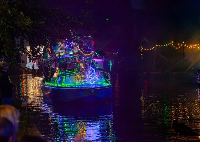 Korsofahrt 2025 beleuchtetes Schiff bei Nacht