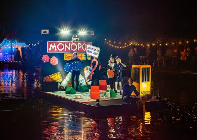 Beleuchtetes Schiff bei Nacht Motto Monopoly