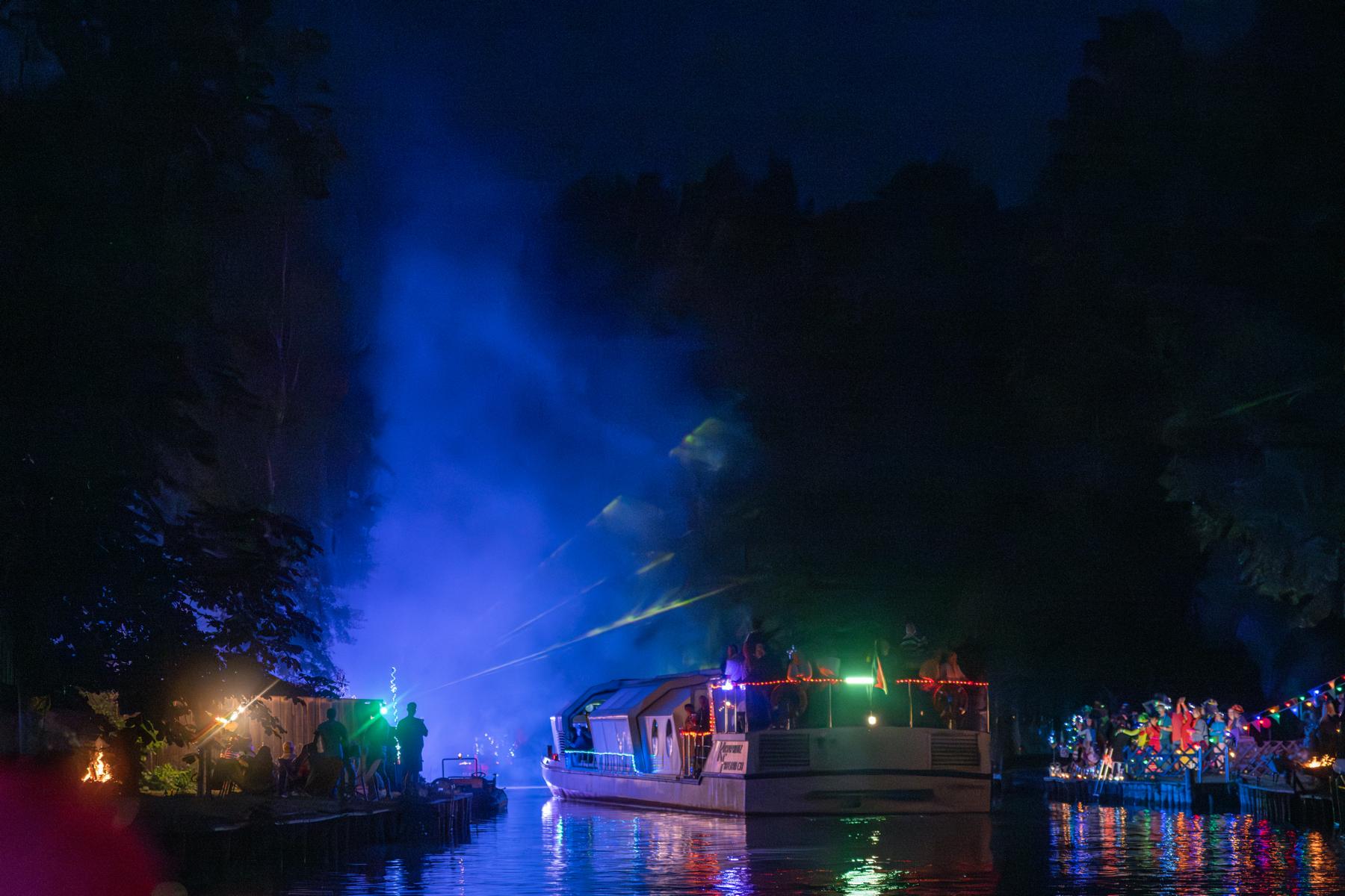 100 Korsofahrt-1521_(c)fotopepe Schiff bei Nacht auf dem Rhin 100 Korsofahrt Alt Ruppin