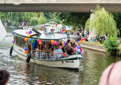 geschmücktes Schiff mit Luftballons auf dem Rhin Korsofahrt 2023