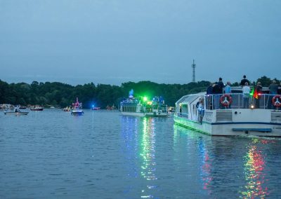 beleuchtete Schiffe auf dem Rhin zur Korsofahrt bunte Spiegelung im Wasser