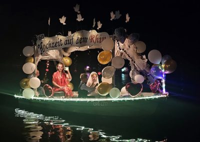 Volksfest in Brandenburg Korsofahrt in Alt Ruppin 2024 | geschmücktes Boot Hochzeit auf dem Rhin