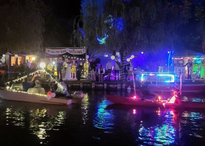 August 2024 Korsofahrt in Alt Ruppin | geschmücktes Ufer des Rhin bei Nacht
