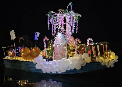 Volksfest in Brandenburg Korsofahrt in Alt Ruppin 2024 | geschmücktes Boot Hänsel und Gretel