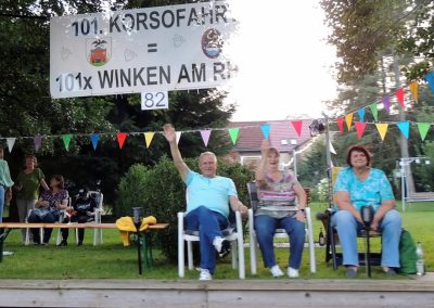 August 2024 Korsofahrt in Alt Ruppin | geschmücktes Ufer des Rhin bei Dämmerung