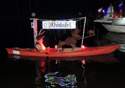 Volksfest in Brandenburg Korsofahrt in Alt Ruppin 2024 | geschmücktes Boot Rhinteufel