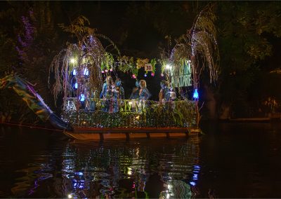 Volksfest in Brandenburg Korsofahrt in Alt Ruppin 2024 | geschmücktes Boot Rhin Avatare