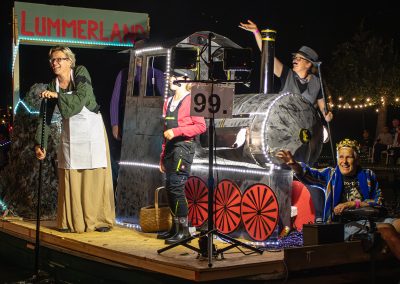 Volksfest in Brandenburg Korsofahrt in Alt Ruppin 2024 | geschmücktes Boot Eine Insel mit 2 Bergen