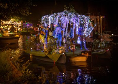 Volksfest in Brandenburg Korsofahrt in Alt Ruppin 2024 | geschmücktes Boot Avatare vom Teetzensee Grazien