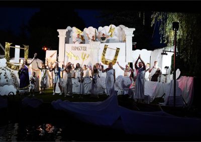 August 2024 Korsofahrt in Alt Ruppin | geschmücktes Ufer des Rhin bei Nacht