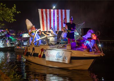 Volksfest in Brandenburg Korsofahrt in Alt Ruppin 2024 | geschmücktes Boot Asterix und Obelix