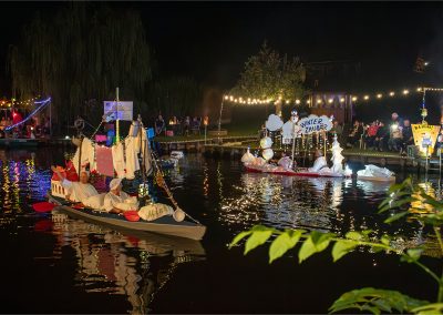 Volksfest in Brandenburg Korsofahrt in Alt Ruppin 2024 | geschmücktes Boot Die Nachtjacken