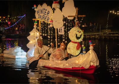 Volksfest in Brandenburg Korsofahrt in Alt Ruppin 2024 | geschmücktes Boot Winterzauber