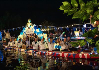 Volksfest in Brandenburg Korsofahrt in Alt Ruppin 2024 | geschmücktes Boot Fräulein Rolanda und ihre Jungpioniere