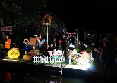 August 2024 Korsofahrt in Alt Ruppin | geschmücktes Ufer des Rhin bei Nacht