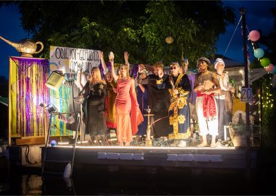 Sommerkarneval Korsofahrt 2025 in Alt Ruppin | geschmücktes Ufer Orient