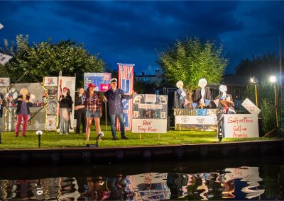 Sommerkarneval Korsofahrt 2025 in Alt Ruppin | geschmücktes Ufer Trump