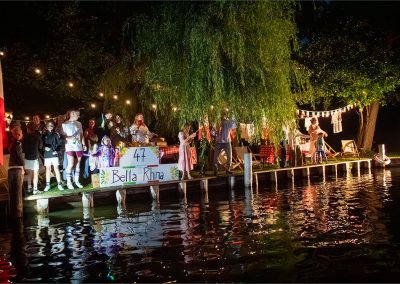 Sommerkarneval Korsofahrt 2025 in Alt Ruppin | geschmücktes Ufer Bella Rhina