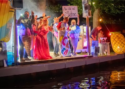 Sommerkarneval Korsofahrt 2025 in Alt Ruppin | geschmücktes Ufer Bitte mit Sahne