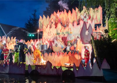Sommerkarneval Korsofahrt 2025 in Alt Ruppin | geschmücktes Ufer Rhin on Fire