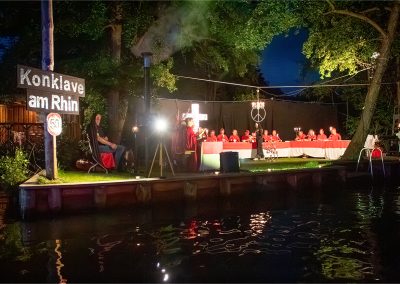 Sommerkarneval Korsofahrt 2025 in Alt Ruppin | geschmücktes Ufer Konklave