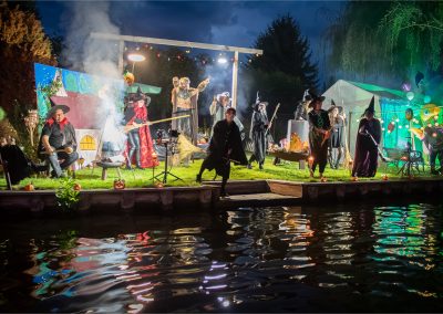 Sommerkarneval Korsofahrt 2025 in Alt Ruppin | geschmücktes Ufer Hexen