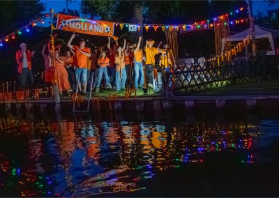 Sommerkarneval Korsofahrt 2025 in Alt Ruppin | geschmücktes Ufer Holland
