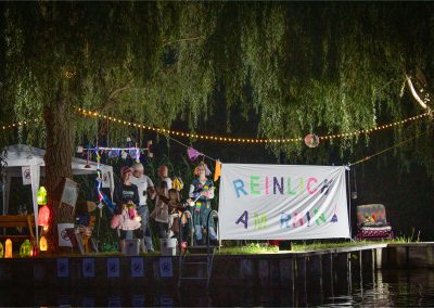 Sommerkarneval Korsofahrt 2025 in Alt Ruppin | geschmücktes Ufer Reinlicher Rhin