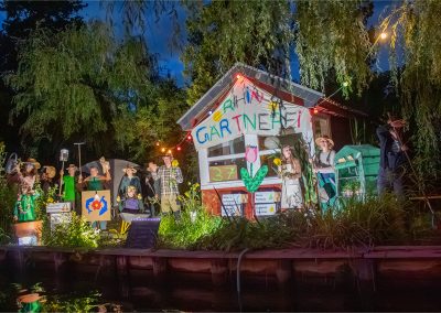 Sommerkarneval Korsofahrt 2025 in Alt Ruppin | geschmücktes Ufer Rhin Gärtner