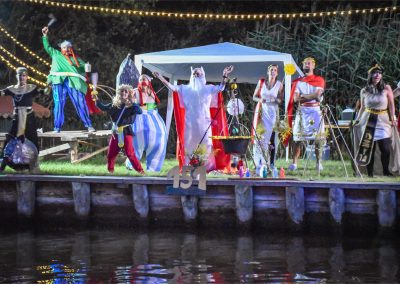 Korsofahrt 2026 auf dem Rhin | geschmücktes Ufer Asterix und Obelix