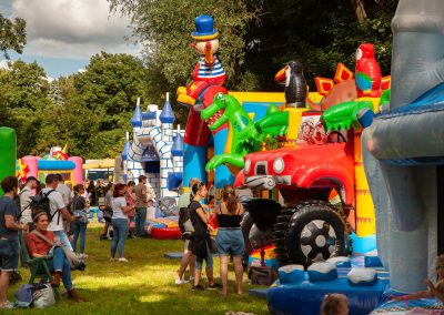 Attraktionen für Kinder Hüpfburg Korsofahrt Festgelände